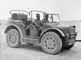 Индийские солдаты и захваченный Fiat-SPA TL.37 (декабрь 1941)