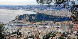 Vue orientée ouest depuis la colline du château avec le port au premier plan et la baie en fond.