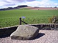 Dunnichen Hill, von Letham aus gesehen, im Vordergrund der Girdlestane, ein Cup-and-Ring-Stein