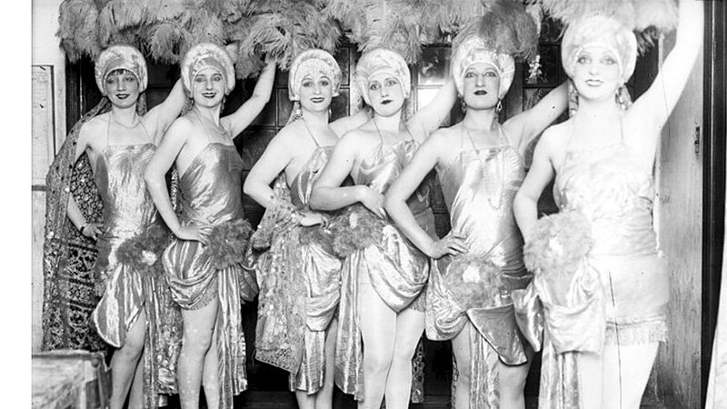 File:Groupe de showgirls de Madame Rasami.jpg