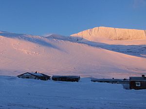 Helags fjällstation i februari 2014. I bakgrunden syns Helagstoppen.