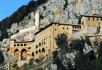 Het Monastero del Sacro Speco werd gebouwd tegen de heuvelwand en bevindt zich vlak boven de grot waar Benedictus zijn kluizenarij gelegen was