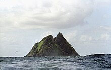 Photographie en couleurs d'une île et des eaux qui l'entourent.