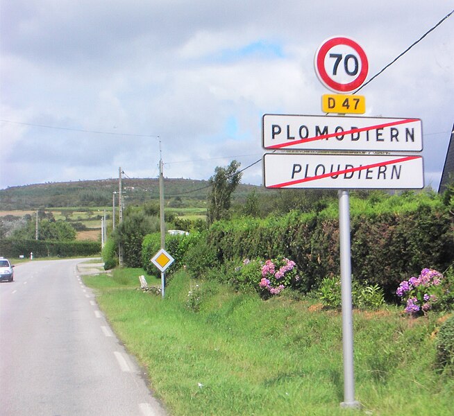 File:Sortie de Plomodiern.JPG