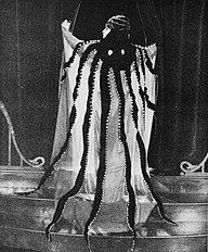 L'Octopus Gown[7] par Clare West, portée par Bebe Daniels dans Le cœur nous trompe