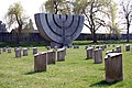 Monumen Menorah pada Pekuburan Yahudi di Kamp konsentrasi Theresienstadt