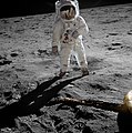 Edwin E. Aldrin med Armstrong vist som en refleks i visiret