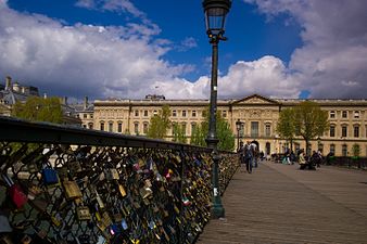 Cadenas sur le parapet ouest en avril 2012.