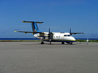 与那国空港に駐機するDHC-8-Q100