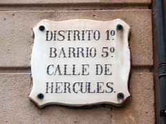 Antic rètol tipus marc: carrer d'Hèrcules.