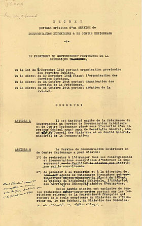 Décret portant création du Service de documentation extérieure et de contre–espionnage (SDECE), version préparatoire annotée par le président du Conseil, Charles de Gaulle. Le décret est pris en Conseil des ministres le 28 décembre 1945 et promulgué le 4 janvier 1946, mais non publié au Journal officiel[1],[2],[3],[4]. Archives nationales de France.