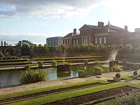 Pemandangan air mancur dan kolam Istana Kensington.