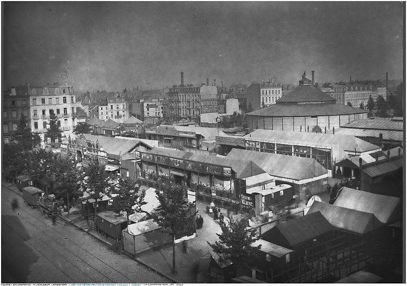 File:Lille — Vue de la place de la République lors de la foire. (entre 1877- 1882).jpg