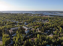 Huvilaranta sijaitsee Pihlavan taajaman luoteispuolella ja rajoittuu Pihlavanlahteen.