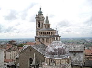 Kyrkan sedd från Torre civica vid Palazzo del Podestà.