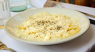 Spaghettis cacio e pepe.