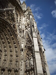 Detail of the voussures and the buttress