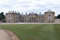 English: Woburn Abbey, east side Norsk bokmål: Woburn Abbey, østsiden