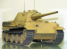 Ausf. F som modell. De båda pansarkulorna på tornets sidor skyddar okular för en avståndsmätare monterad tvärledes ovanför kanonens bakstycke. Ett av prototyptornen finns för närvarande på Bovington Tank Museum i England.