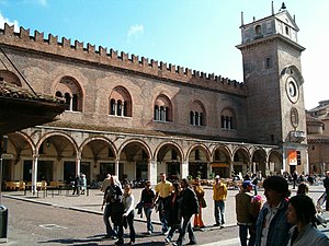 Palazzo della Ragione, Mantova, (1250), ima parapet, ki razglaša politično pripadnost mestu.