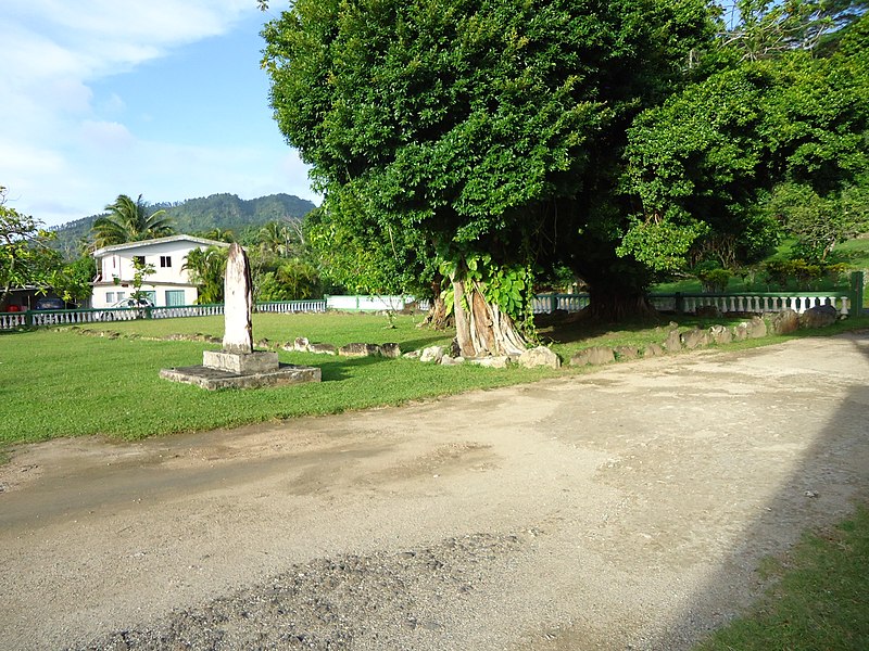 File:Marae Tainuu, Raiatea.JPG