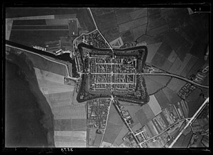 Luchtfoto van Elburg (1920-1940), na 1931 (opheffing Zuiderzeetram), Nederlands Instituut voor Militaire Historie.