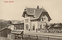 Die Station Bistrik bei Sarajevo. Das Gebäude und die Bahnstrecke waren im jugoslawischen Kultfilm Valter brani Sarajevo[17] eine der Hauptkulissen.