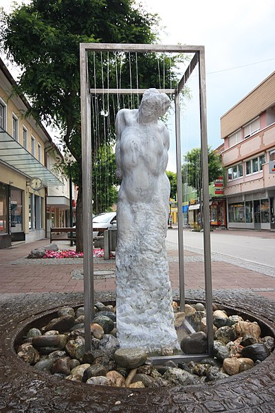 File:Brunnen in Althofen.JPG