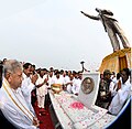 అంబేద్కర్ విగ్రహం వద్ద నివాళులు అర్పిస్తున్న దృశ్యం