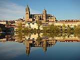 Le Tormes devant la Nouvelle cathédrale de Salamanque.