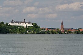 Plöner Schloss und St. Nikolai.jpg