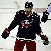 Photographie de Nash avec le maillot des Blue Jackets.