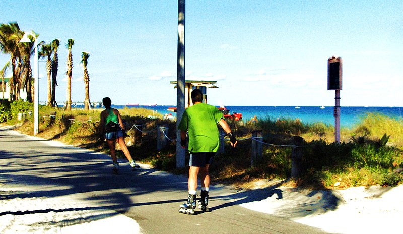 File:Roller skating bye the sea.- Patinant tout en regardant la mer... - panoramio.jpg