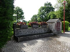 Fontaine-abreuvoir dans le bourg.