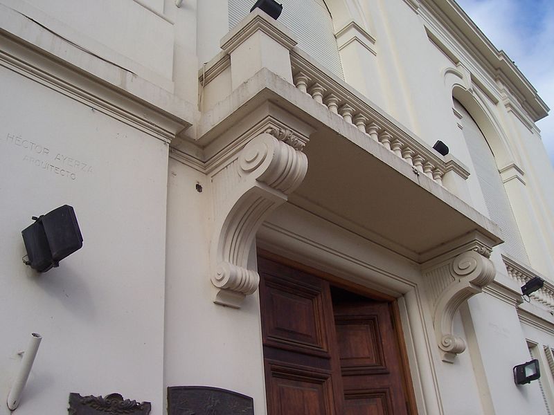 File:Balcon municipalidad de Gral Villegas.jpg