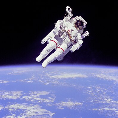 Bruce McCandless beim ersten Weltraum­aus­stieg ohne Sicherung – mit Rückstoßantrieb der MMU (1984)