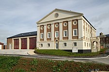 La caserne de pompiers et le bâtiment des services d'urgence.