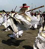 Un saut du festival de mascarade Eyo Iga Olowe Salaye