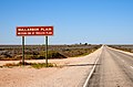 Hinweisschild bei Nullarbor (lateinisch nulla arbor, „ohne Baum“) markiert das westliche Ende der Nullarbor Plaion / Südaustralien