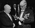 Hindemith tar emot Sibeliuspriset från Antti Wihuri i Helsingfors 1955.