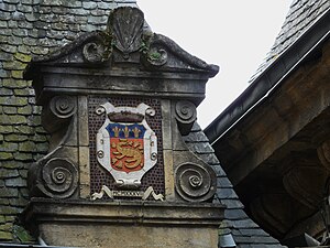 Le blason de Sarlat dans la rue Salamandre.