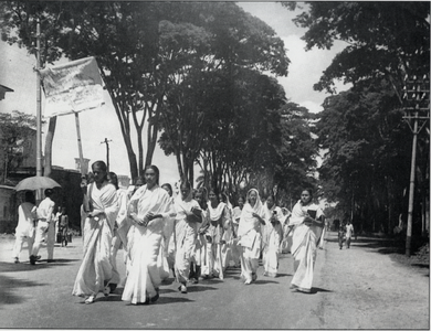 Dones de Bangladesh van formar una concentració en el primer aniversari del Moviment per la llengua bengalí a la Universitat de Dhaka el 1953