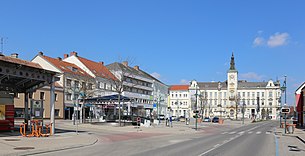 Nördlicher Teil des Hauptplatzes mit dem 1901 errichteten Rathaus als Abschluss