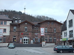 Bahnhof und Bahnhofsvorplatz nach der Modernisierung (Ansicht 2007)