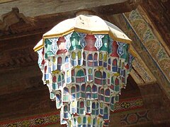 Detalle de un caitel del iwán de la fachada de la mezquita Bolo Haouz con sus muqarnas.