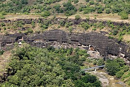 Les grottes artificielles d'Ajanta, classées au patrimoine mondial, sont une réalisation majeure de l'art indien, et ont fortement influées à l'échelle de l'Asie.