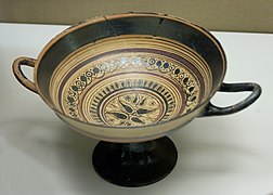 Kylix, coupe à boire, à figure noire de facture laconienne, v. 550-530 av. J.-C. British Museum.