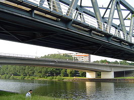 De Graafsebrug met op de voorgrond de Spoorbrug Dukenburg.