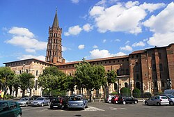 Basilika St. Sernin z 12. století (od severozápadu) ve městě Toulouse