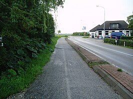 Gezicht op de rotonde vanuit de richting Grijpskerk met rechts het voormalige café (2006)